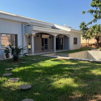 A louer une grande villa T6 avec piscine située dans un quartier calme à Ambohijanahary