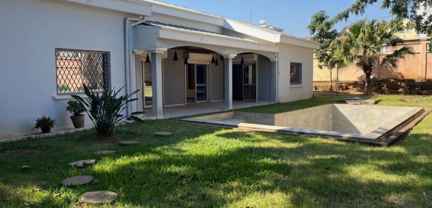 A louer une grande villa T6 avec piscine située dans un quartier calme à Ambohijanahary