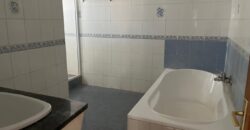 A louer une grande villa T6 avec piscine située dans un quartier calme à Ambohijanahary