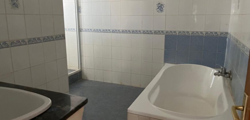 A louer une grande villa T6 avec piscine située dans un quartier calme à Ambohijanahary
