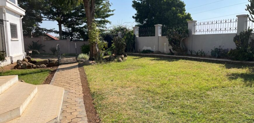 A louer une grande villa T6 avec piscine située dans un quartier calme à Ambohijanahary