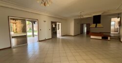 A louer une grande villa T6 avec piscine située dans un quartier calme à Ambohijanahary