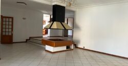 A louer une grande villa T6 avec piscine située dans un quartier calme à Ambohijanahary