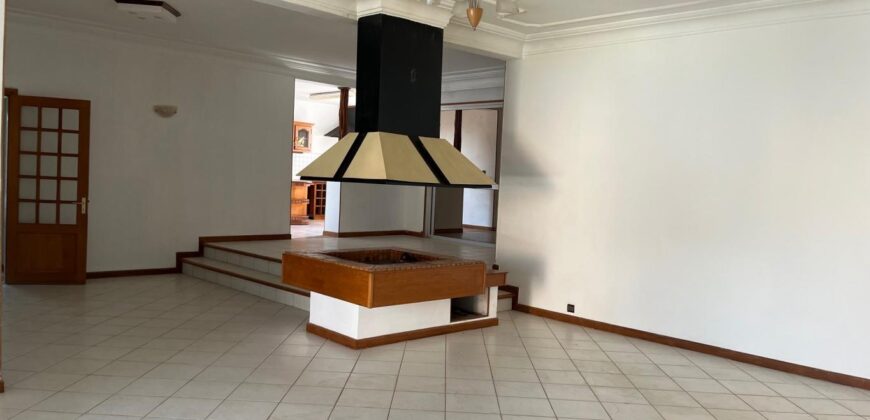 A louer une grande villa T6 avec piscine située dans un quartier calme à Ambohijanahary