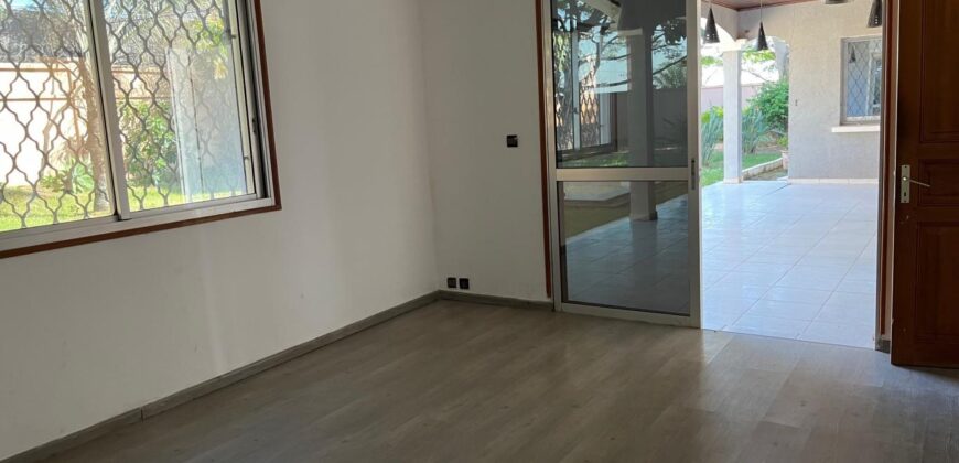 A louer une grande villa T6 avec piscine située dans un quartier calme à Ambohijanahary