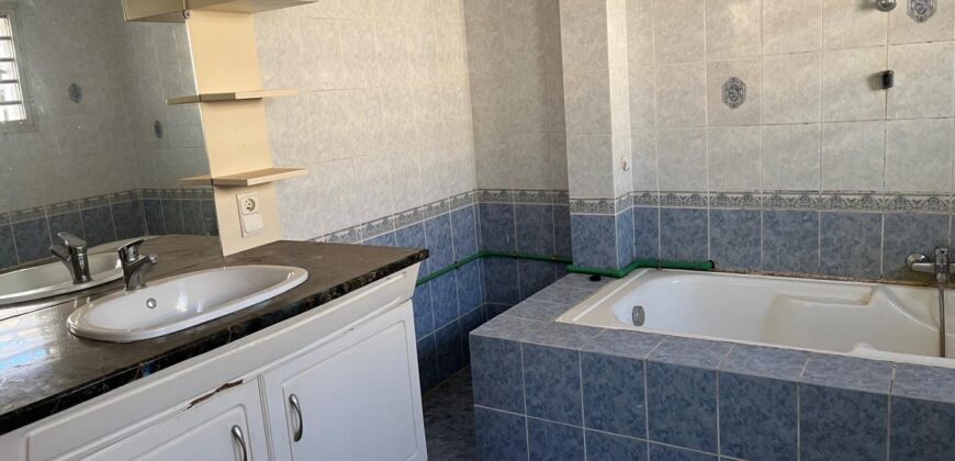 A louer une grande villa T6 avec piscine située dans un quartier calme à Ambohijanahary