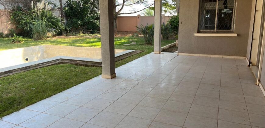 A louer une grande villa T6 avec piscine située dans un quartier calme à Ambohijanahary