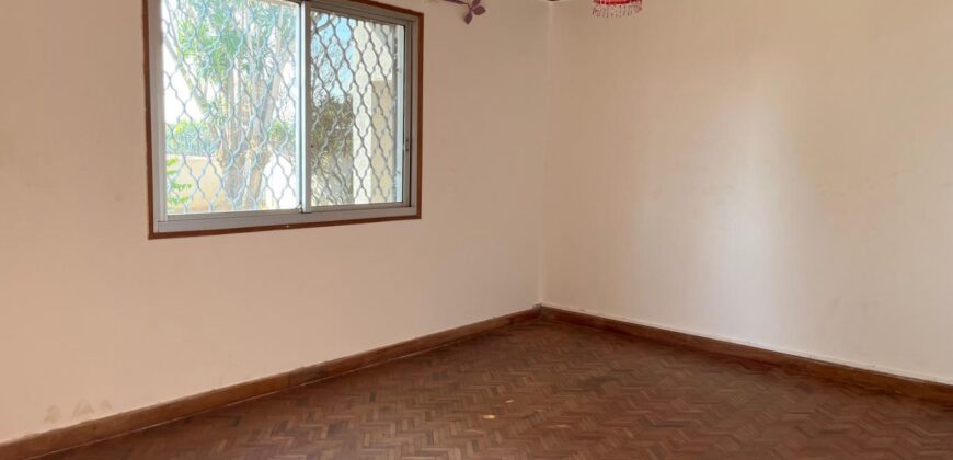 A louer une grande villa T6 avec piscine située dans un quartier calme à Ambohijanahary