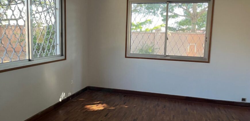 A louer une grande villa T6 avec piscine située dans un quartier calme à Ambohijanahary