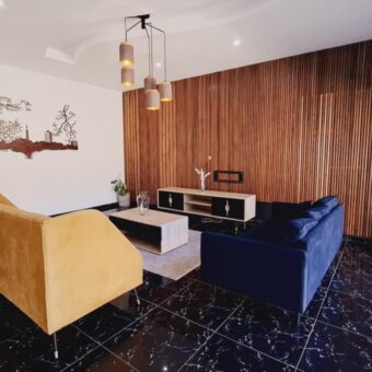 A louer une belle villa neuve T6 semi-meublée située à Ambatolampy Tsimahafotsy