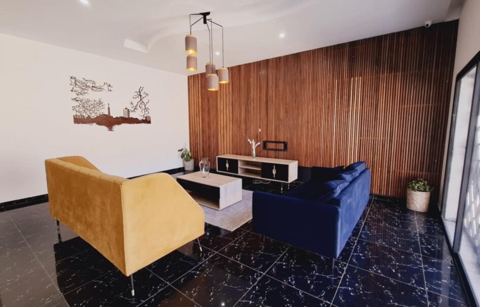 A louer une belle villa neuve T6 semi-meublée située à Ambatolampy Tsimahafotsy
