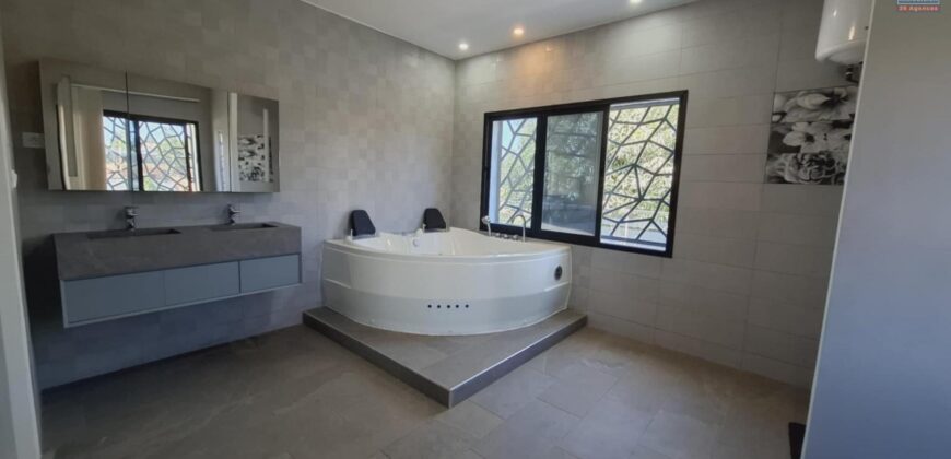 A louer une belle villa neuve T6 semi-meublée située à Ambatolampy Tsimahafotsy