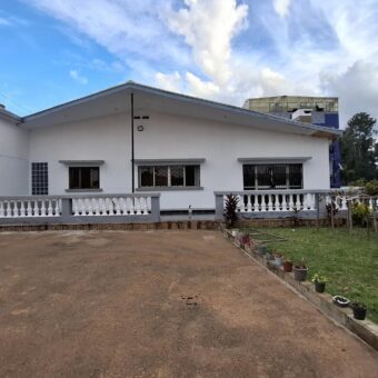 Grande propriété de 1900 m2 avec villa et bâtiment à trois étages à vendre à Anosy Avaratra