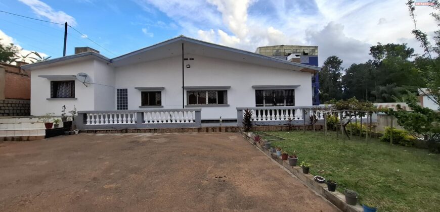 Grande propriété de 1900 m2 avec villa et bâtiment à trois étages à vendre à Anosy Avaratra