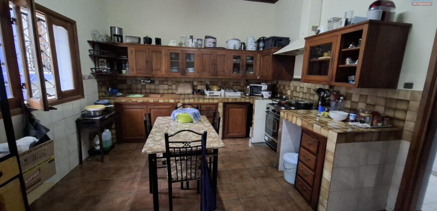 Grande propriété de 1900 m2 avec villa et bâtiment à trois étages à vendre à Anosy Avaratra