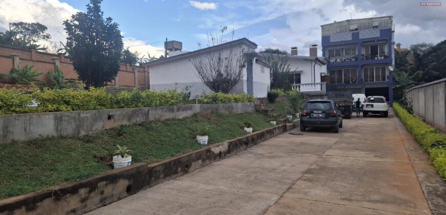 Grande propriété de 1900 m2 avec villa et bâtiment à trois étages à vendre à Anosy Avaratra