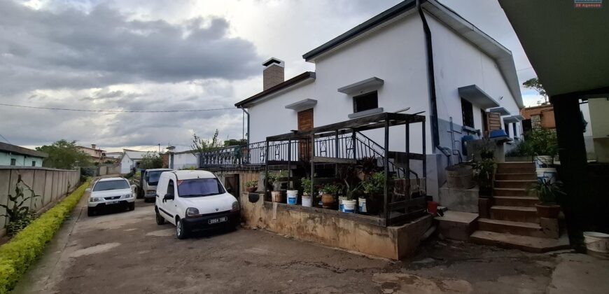 Grande propriété de 1900 m2 avec villa et bâtiment à trois étages à vendre à Anosy Avaratra