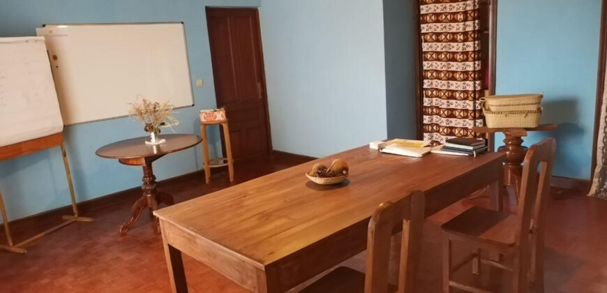 A louer une spacieuse villa F8 de plain pied située dans un quartier calme à Mahalavolona Andoharanofotsy