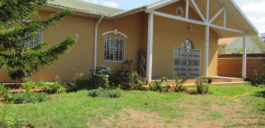 A louer une villa T5 située dans une résidence sécurisée à seulement 5 minutes à pied du Lycée Français à Ambatobe