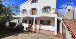 A louer une agréable villa F4 semi-meublée située à Ambohibao