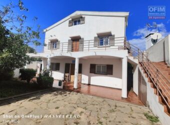 A louer une agréable villa F4 semi-meublée située à Ambohibao