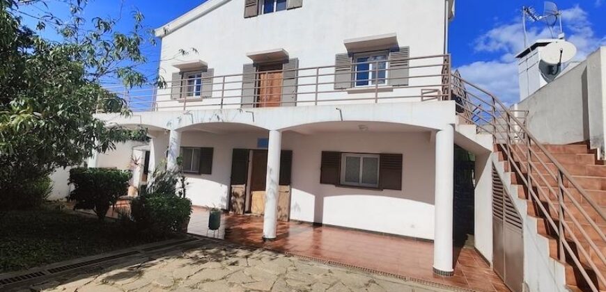 A louer une agréable villa F4 semi-meublée située à Ambohibao