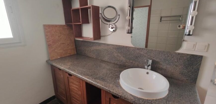 A louer une agréable villa F4 semi-meublée située à Ambohibao