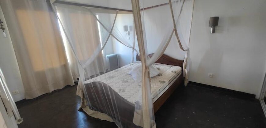 A louer une agréable villa F4 semi-meublée située à Ambohibao