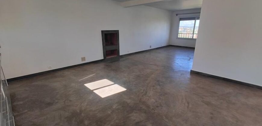 A louer une agréable villa F4 semi-meublée située à Ambohibao