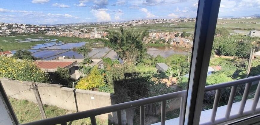 A louer une agréable villa F4 semi-meublée située à Ambohibao