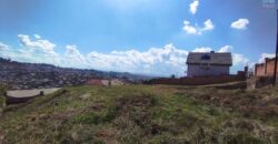 A vendre terrain de 875 m2 entièrement clôturé avec vue magnifique sur Ambatomaro- Antananarivo