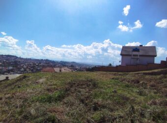 A vendre terrain de 875 m2 entièrement clôturé avec vue magnifique sur Ambatomaro- Antananarivo