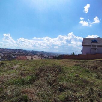 A vendre terrain de 875 m2 entièrement clôturé avec vue magnifique sur Ambatomaro- Antananarivo