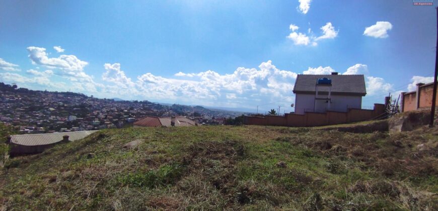 A vendre terrain de 875 m2 entièrement clôturé avec vue magnifique sur Ambatomaro- Antananarivo