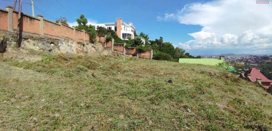 A vendre terrain de 875 m2 entièrement clôturé avec vue magnifique sur Ambatomaro- Antananarivo