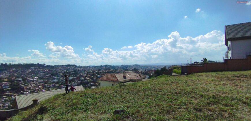 A vendre terrain de 875 m2 entièrement clôturé avec vue magnifique sur Ambatomaro- Antananarivo