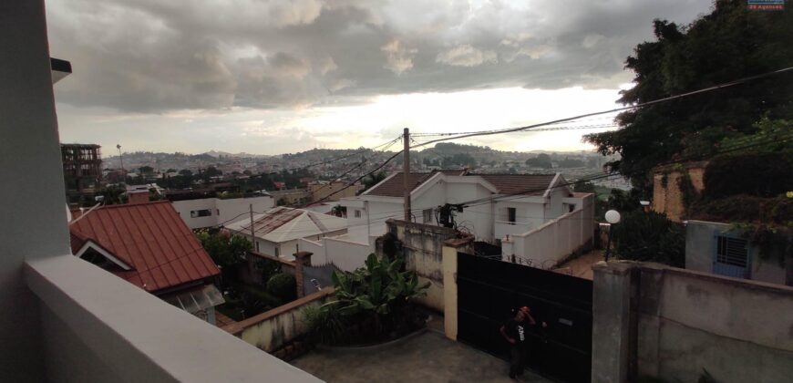 A louer une villa de type F4 située dans un quartier résidentiel calme à Ambatobe
