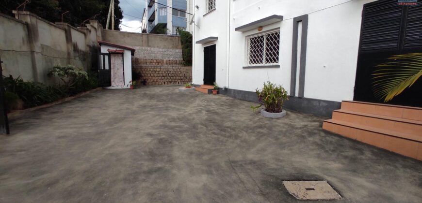 A louer une villa de type F4 située dans un quartier résidentiel calme à Ambatobe