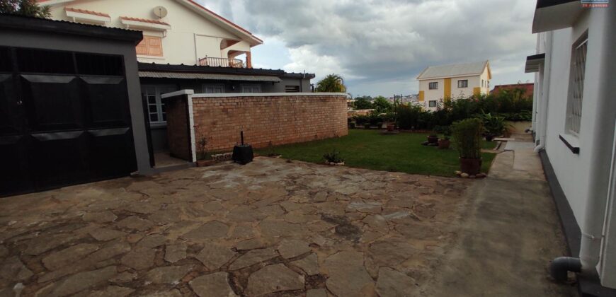 A louer une villa de type F4 située dans un quartier résidentiel calme à Ambatobe