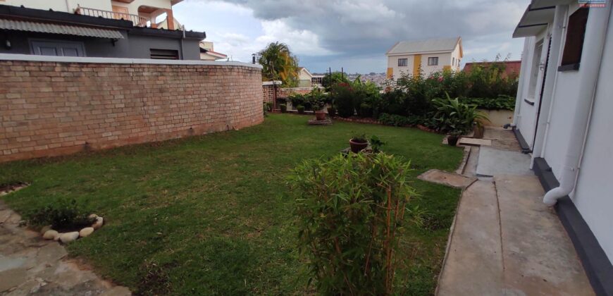 A louer une villa de type F4 située dans un quartier résidentiel calme à Ambatobe