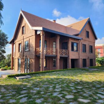 A louer une villa neuve T6 de style traditionnelle située à Mandrosoa Ivato