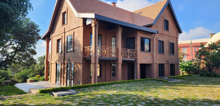 A louer une villa neuve T6 de style traditionnelle située à Mandrosoa Ivato