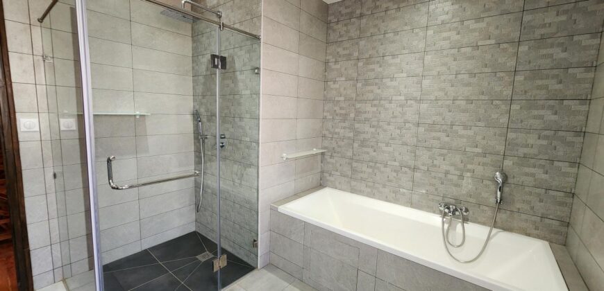 A louer une villa neuve T6 de style traditionnelle située à Mandrosoa Ivato