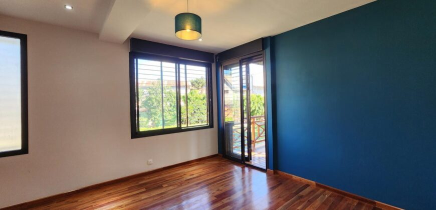 A louer une villa neuve T6 de style traditionnelle située à Mandrosoa Ivato