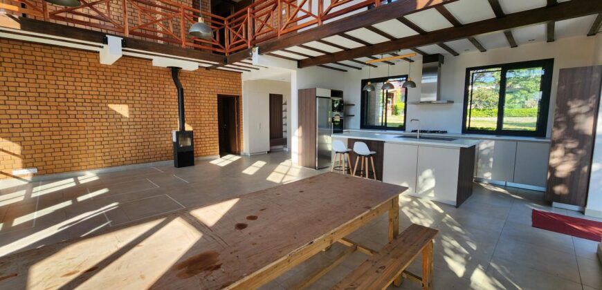 A louer une villa neuve T6 de style traditionnelle située à Mandrosoa Ivato