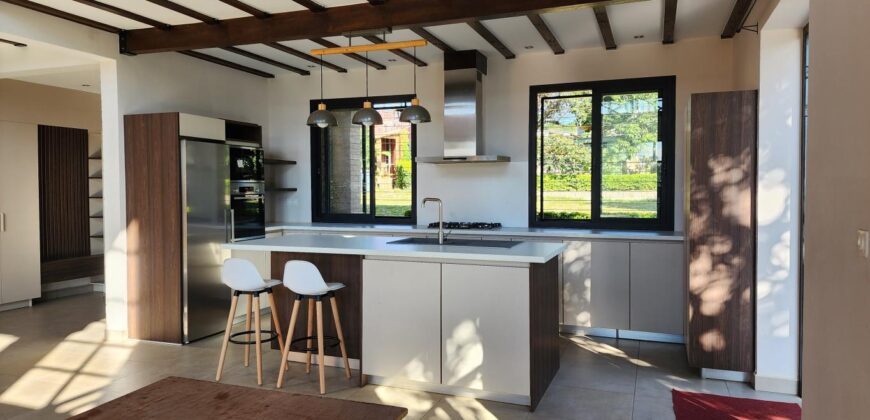 A louer une villa neuve T6 de style traditionnelle située à Mandrosoa Ivato