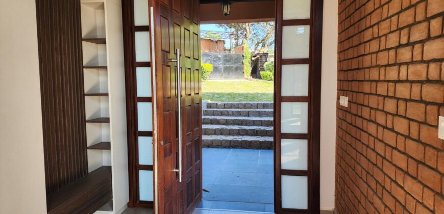 A louer une villa neuve T6 de style traditionnelle située à Mandrosoa Ivato