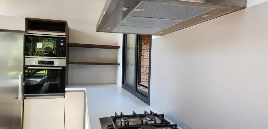 A louer une villa neuve T6 de style traditionnelle située à Mandrosoa Ivato