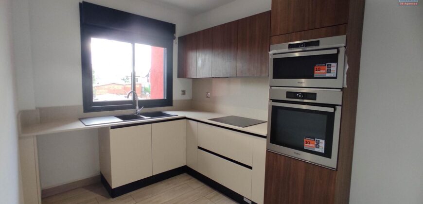 A vendre un bel appartement flambant neuf situé dans une résidence sécurisée avec piscine à Ambatobe