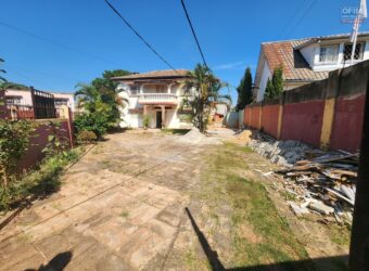 A vendre une villa F6 en cour de rénovation sur un terrain de 471 m2 dans un quartier résidentiel à Ambohibao